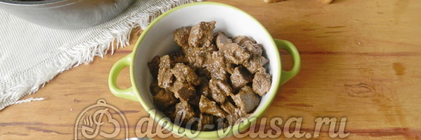 Печень свиная тушеная в сметане