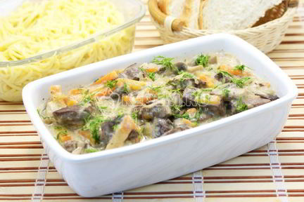 Печень тушеная с грибами