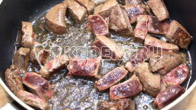 печень тушеная с грибами