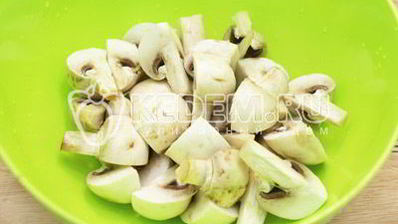 печень тушеная с грибами