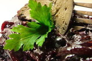 Тушеная куриная печень с черной смородиной