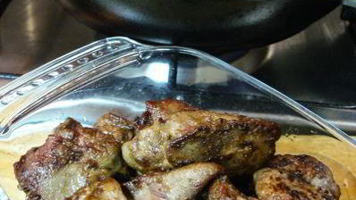 тушеная куриная печень с черной смородиной