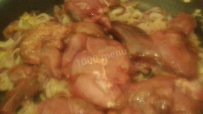 жареная капуста с куриной печенью