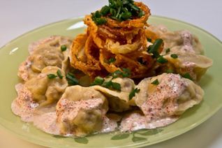 Пельмени медвежьи уши со смешанным фаршем и розовой сметаной