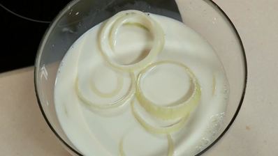 пельмени медвежьи уши со смешанным фаршем и розовой сметаной