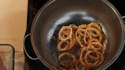 пельмени медвежьи уши со смешанным фаршем и розовой сметаной