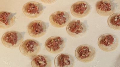 пельмени медвежьи уши со смешанным фаршем и розовой сметаной