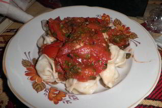 Пельмени с томатным соусом