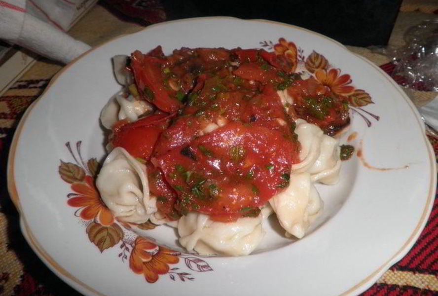 Пельмени с томатным соусом