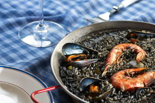 Черная паэлья с креветками