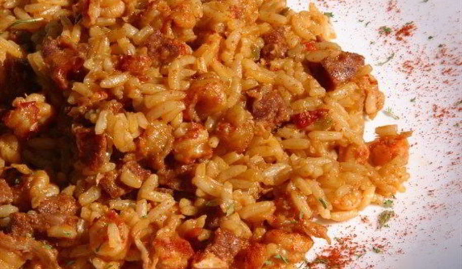 Рецепт джамбалайя с копчеными колбасками и острым томатным соусом