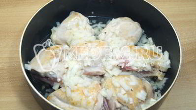 плов с курицей, изюмом и морковью по-корейски