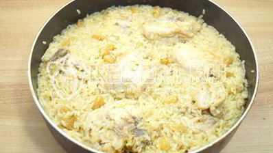 плов с курицей, изюмом и морковью по-корейски