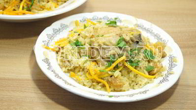 плов с курицей, изюмом и морковью по-корейски