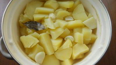 пышное картофельное пюре с яйцом и сметаной