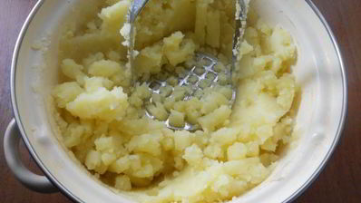 пышное картофельное пюре с яйцом и сметаной