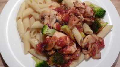 грибное рагу с куриной грудкой и макаронами