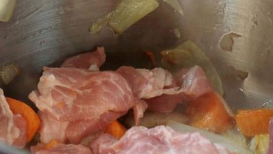 рагу из репы со свининой, яблоками и изюмом