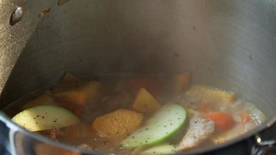 рагу из репы со свининой, яблоками и изюмом