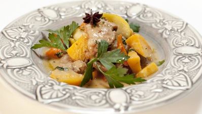 рагу из репы со свининой, яблоками и изюмом