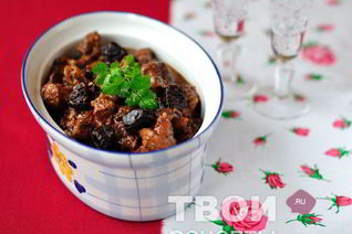 Рагу из свинины с черносливом и портвейном в мультиварке