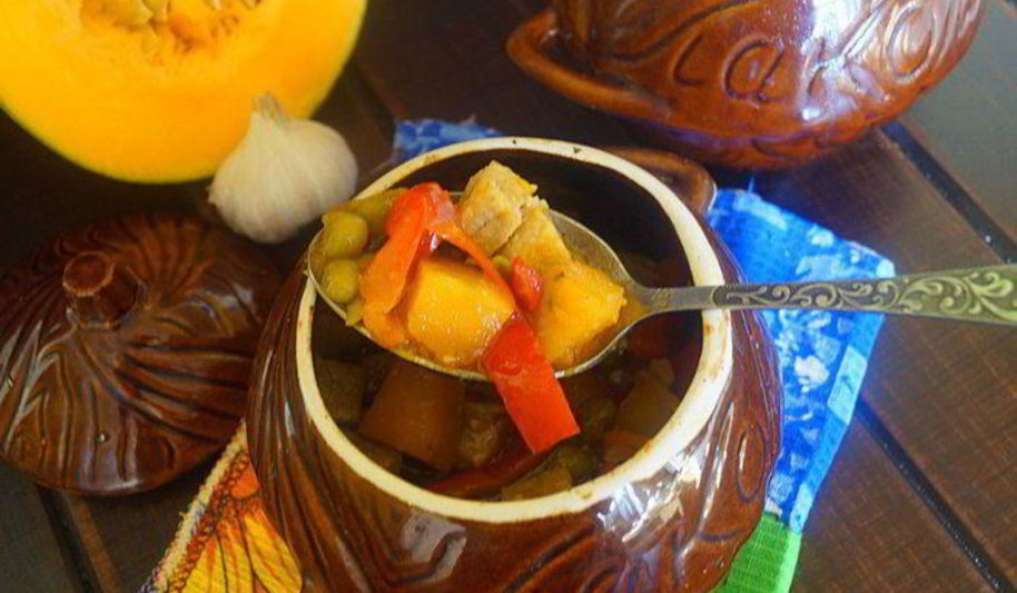 Рецепт рагу со свининой и тыквой в горшочках