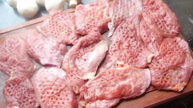 утиное филе в кунжуте с грибным рагу и картофельными дольками