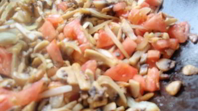 утиное филе в кунжуте с грибным рагу и картофельными дольками