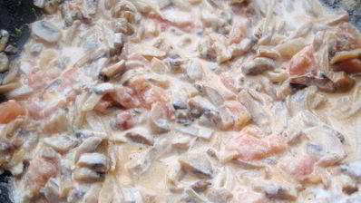 утиное филе в кунжуте с грибным рагу и картофельными дольками