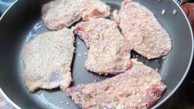 утиное филе в кунжуте с грибным рагу и картофельными дольками