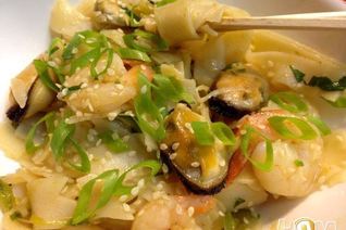 Рисовая лапша с креветками и мидиями