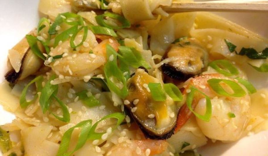 Рецепт рисовой лапши с креветками и мидиями