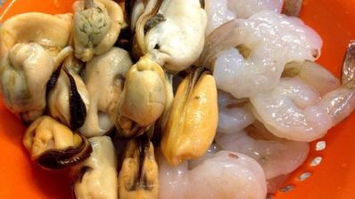 рисовая лапша с креветками и мидиями