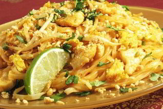 Рисовая лапша с куриным филе и кабачками в арахисовом соусе