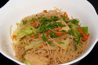 Рисовая лапша с курицей и овощами