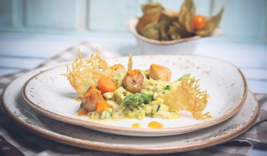 Рецепт морского гребешка с овощным ризотто и пармезаном