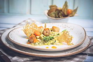 Морской гребешок с овощным ризотто