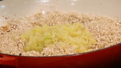 ризотто с перепелиными яйцами и копченым салом