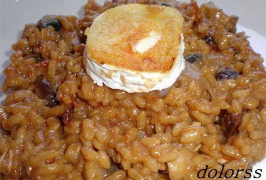 Ризотто с помидорами, козьим сыром и грибами