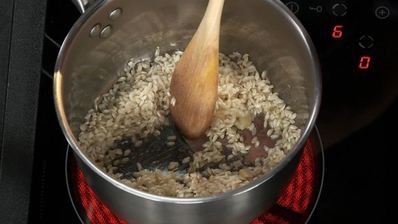 сибас на свекольном ризотто со сливочно-сырным соусом