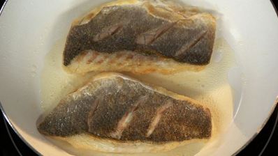 сибас на свекольном ризотто со сливочно-сырным соусом