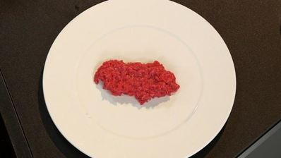 сибас на свекольном ризотто со сливочно-сырным соусом