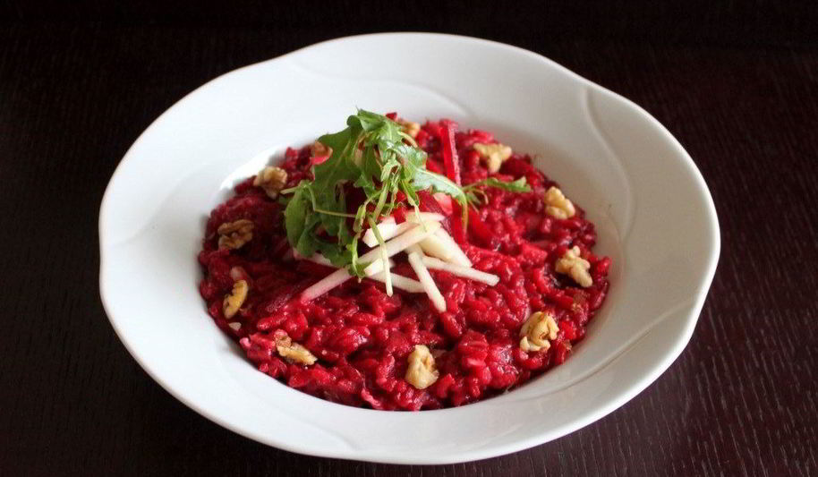 Рецепт свекольного ризотто с яблоком, грецким орехом и сыром бри