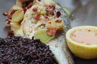 Дорада в розах с леденцовым соусом