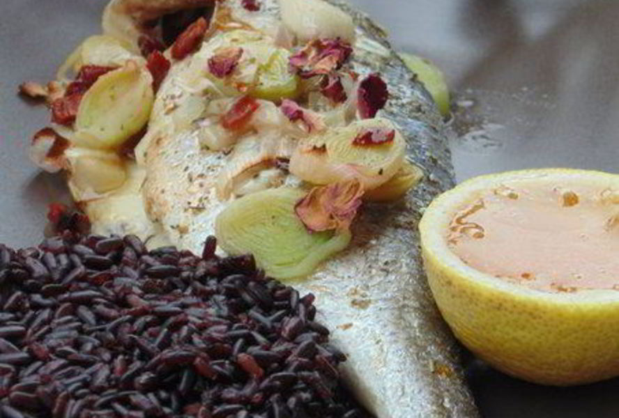 Дорада в розах с леденцовым соусом