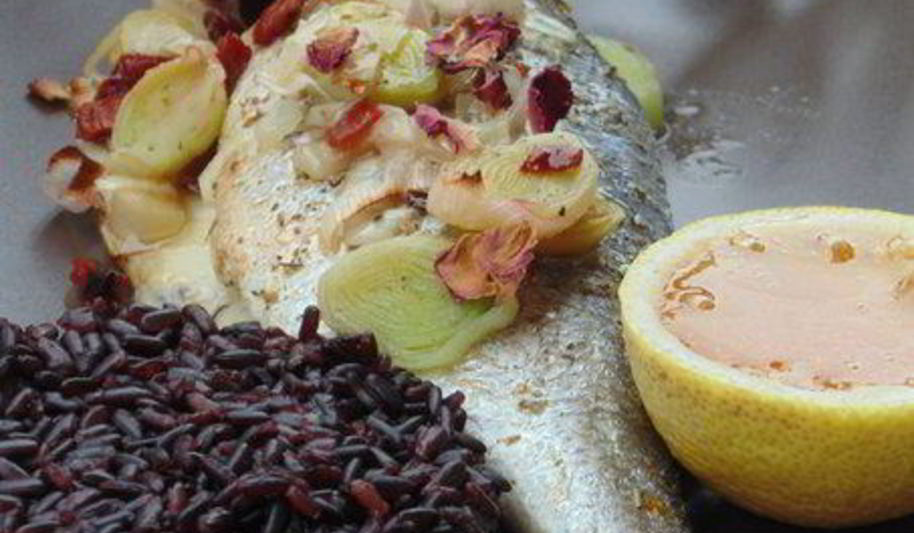 Рецепт дорады в розах с леденцовым соусом