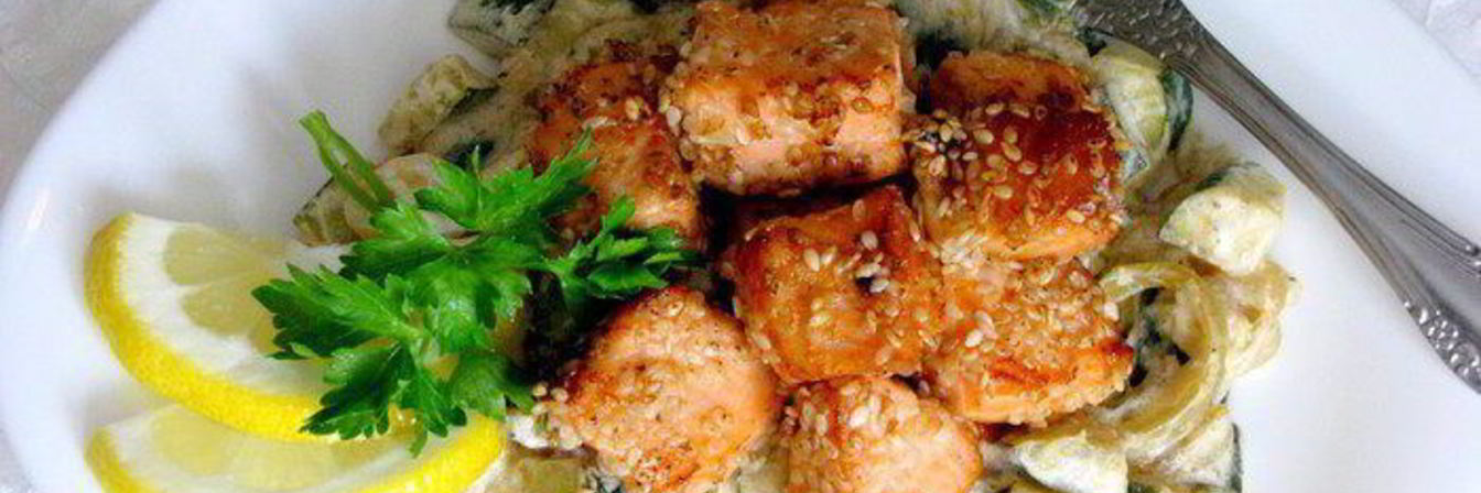 Лосось в кунжуте на подушке из цукини