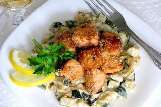 Лосось в кунжуте на подушке из цукини