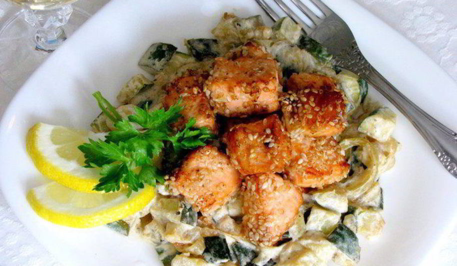 Рецепт лосося в кунжуте на подушке из цукини