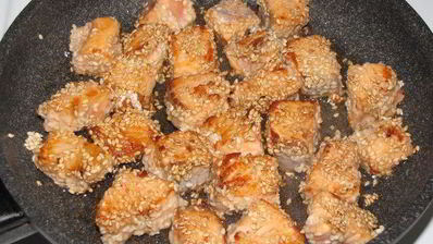 лосось в кунжуте на подушке из цукини